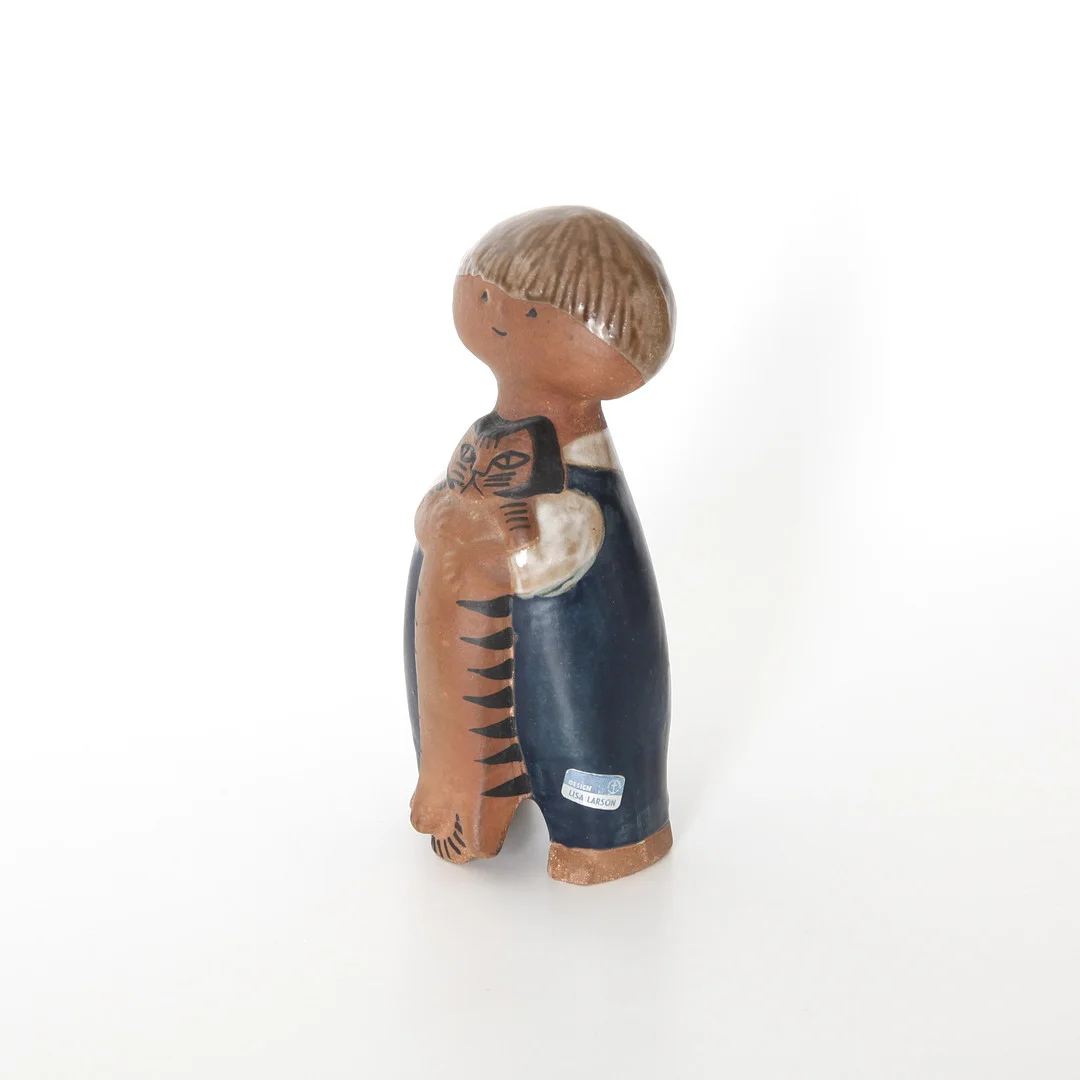 LISA LARSON. 1931-2024, Figurin "Pelle", Ur serien "Larsons ungar", Gustavsberg, 1900-talets andra hälft. — European — Auktionsverket Engelholm