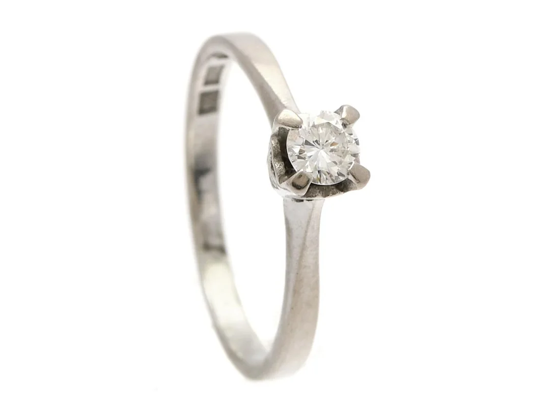 ENSTENSRING, 18K vitguld, briljantslipad diamant ca 0,23 ctv, ca TW/P, stl 17,5 mm, vikt 2,7 g, diamanten har skada och natural på rondisten. — Smycken/Enstensring — Kaplans
