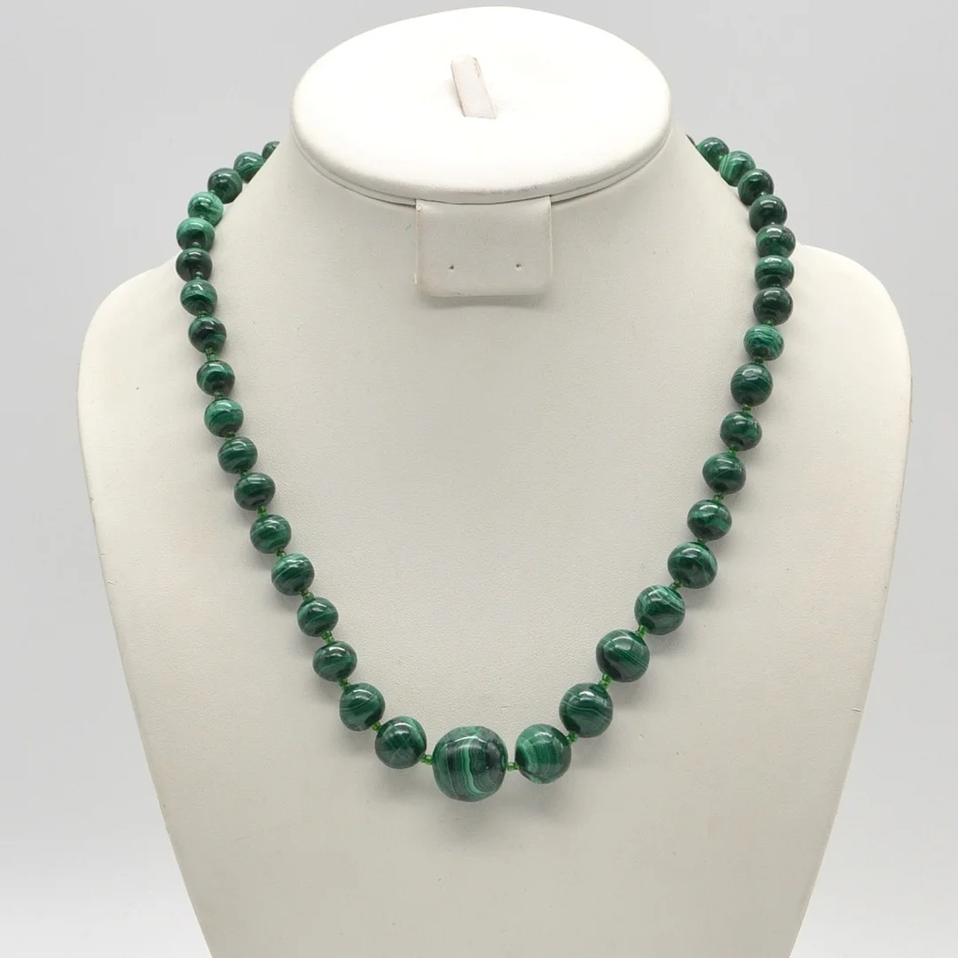 PERLENCOLLIER AUS MALACHIT, GRÖSSE NACH ANGEORDNET, POLIERT, GRÜNE TRENNPERLEN, SCHRAUBVERSCHLUSS, 20. JAHRHUNDERT. — Necklace — Kunst- und Auktionshaus Kleinhenz