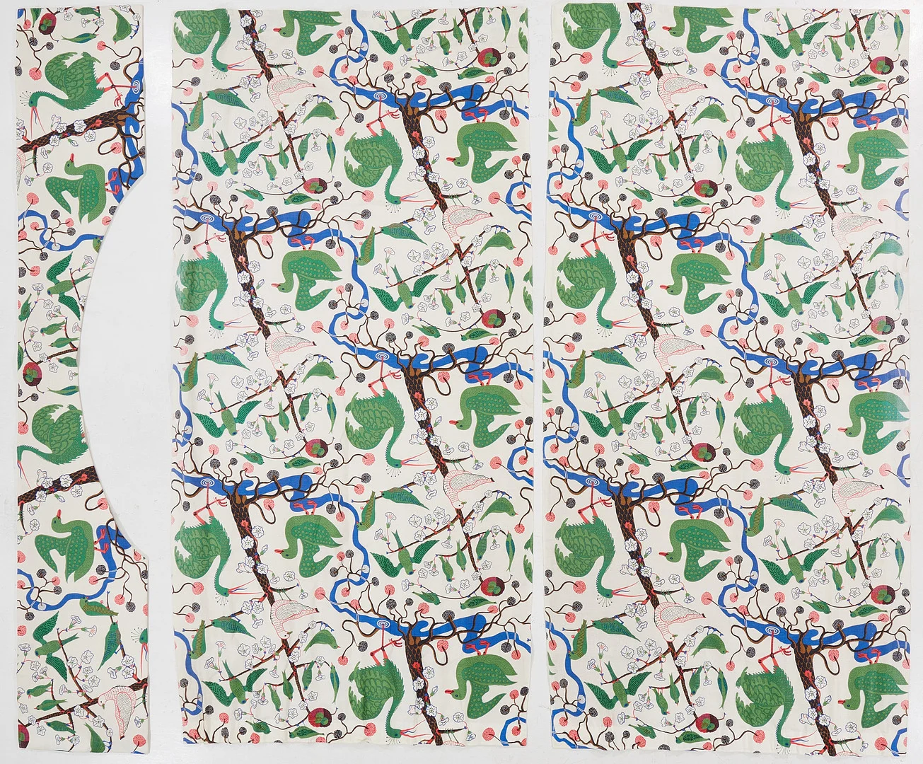 JOSEF FRANK. Gardiner, "Gröna fåglar", 1 par, med kappa, Firma Svenskt Tenn. — Textiles — Stockholms Auktionsverk Magasin 5