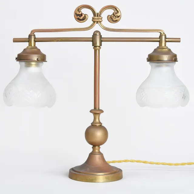 BORDLAMPE, patineret messing med dobbelt skærme i opalglas. 1900-tallet.