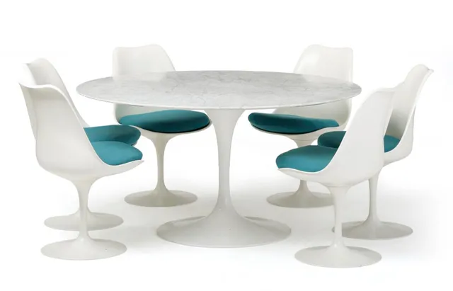 “Tulip”. Set of six chairs and table with circular marble top, white lacquered metal frame. Seat and back of glass fiber. Seat cushions upholstered in green/blue wool. Designed 1956. Manufactured by Knoll, not stamped. H. 73 cm. Diam. 140 cm. (7)