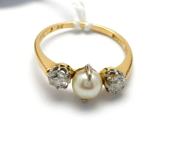 Ring 18K 2,4g med pärla och diamanter 2xca0,20ct skadade äldre slipning Ø16¼