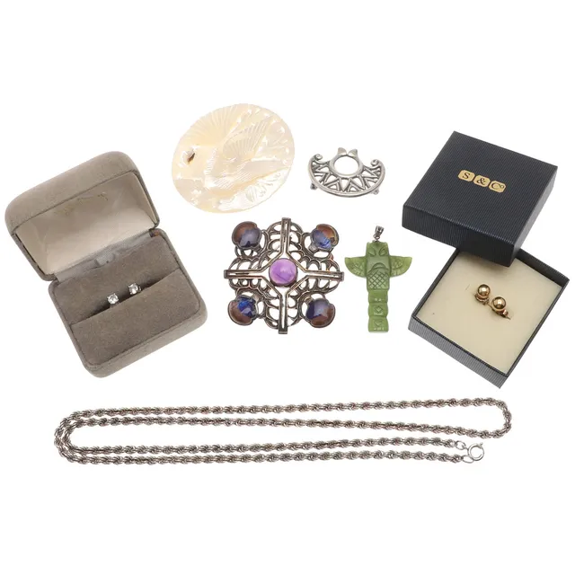 A SMALL QUANTITY OF JEWELLERY.