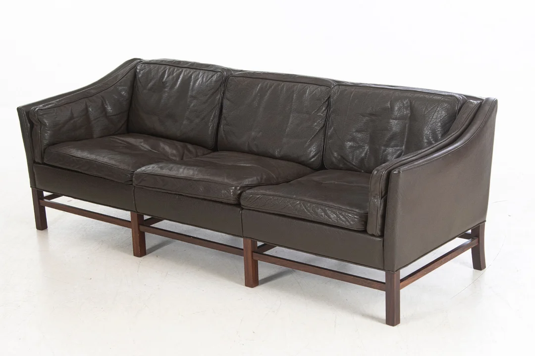Grants Furniture Factory. Three-seater sofa, mahogany, brown leather. — Furniture/Lounge suites, sofas — Lauritz