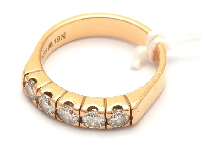 Ring 18K 5,7g Ø17¼ med fem diamanter totalt ca0,75ct