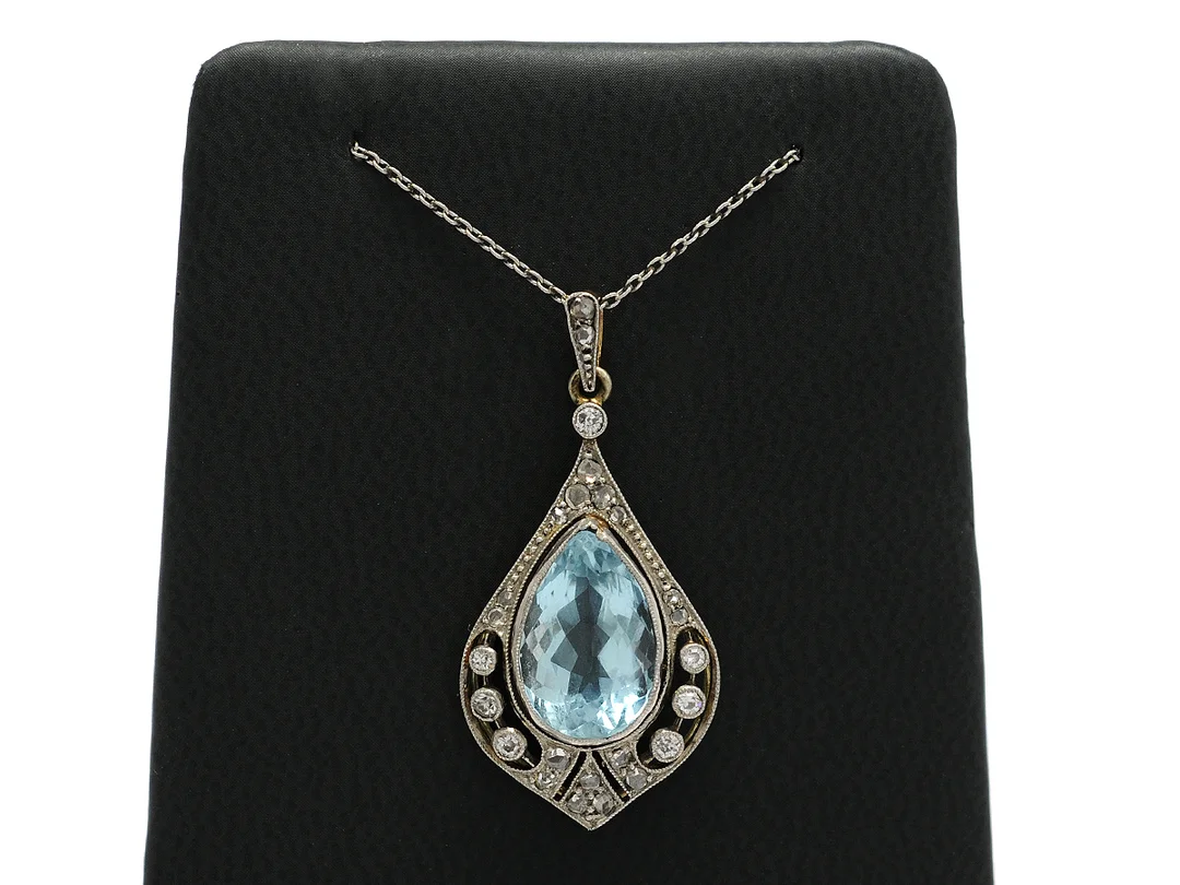KEDJA/HÄNGE, 14K guld/platina, akvamarin ca 4,70 ct, mindre skada, 7 gammalslipade diamanter ca 0,14 ctv, ca W/VS-SI, 16 rosenstenar, kedjans längd 42 cm, hängets längd 3,5 cm, smyckets vikt 5,0 g. — Smycken/Hänge med kedja — Kaplans