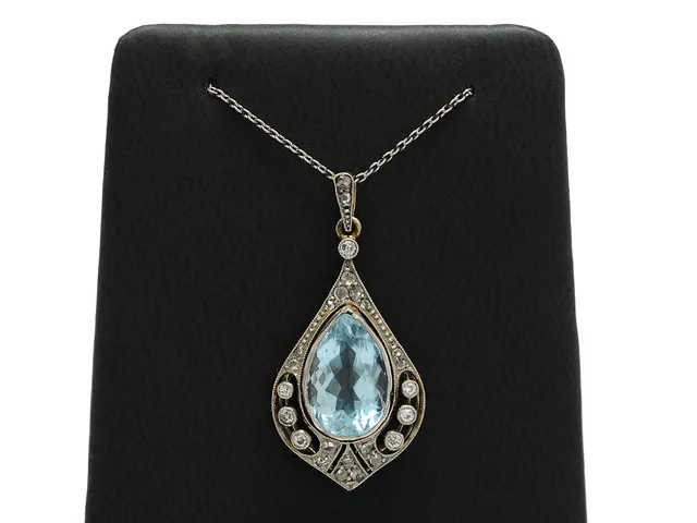 KEDJA/HÄNGE, 14K guld/platina, akvamarin ca 4,70 ct, mindre skada, 7 gammalslipade diamanter ca 0,14 ctv, ca W/VS-SI, 16 rosenstenar, kedjans längd 42 cm, hängets längd 3,5 cm, smyckets vikt 5,0 g.