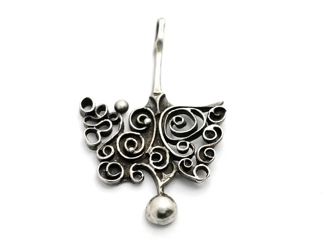 HÄNGE, sterlingsilver, höjd 6,5 cm, vikt 21,6 g, Nordiska Kokusai, Sundbyberg 1974.