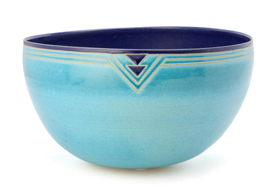 Large stoneware bowl decorated with light blue and blue glazes and with unglazed geometric line decoration. Signed monogram, 92. Unique. H. 21.5–23 cm. Diam. 37–39 cm. — Modern Decorative Art — Bruun Rasmussen
