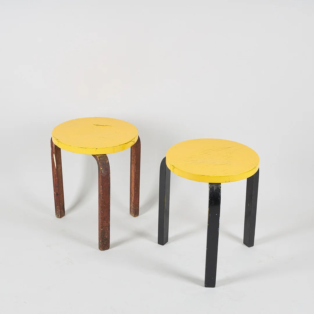 ALVAR AALTO. PALLAR, 2 st. Modell 60, Artek 1930-40-tal. — Armchairs & Chairs — Stockholms Auktionsverk Helsinki