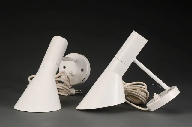 Arne Jacobsen. Et par AJ væglamper, hvidlakeret metal (2)