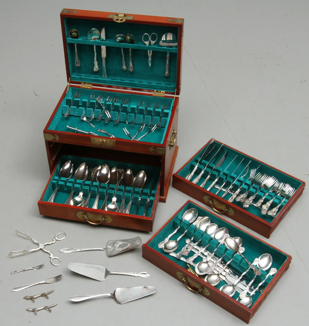 BESTICKSSCHATULL, orientalisk stil, med bestick, 19/2000-tal. — Miscellaneous — Auktionshuset Kolonn