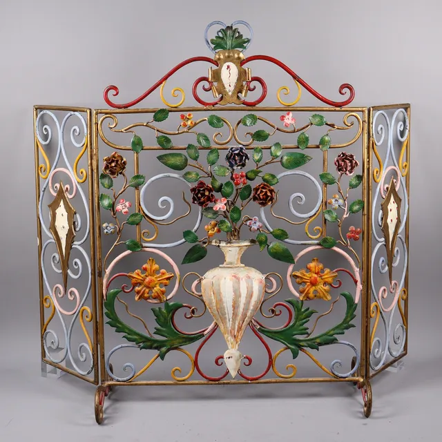 Kaminskärm/eldstadsskydd, smide med floral dekor, 1900-tal.