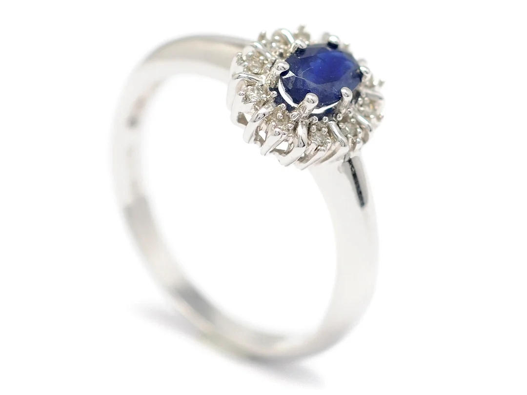 CARMOSÉRING, 18K vitguld, blå safir, åttkantslipade diamanter ca 0,05 ctv, stl 19 mm, vikt 3,9 g. — Smycken/Carmoséring — Kaplans