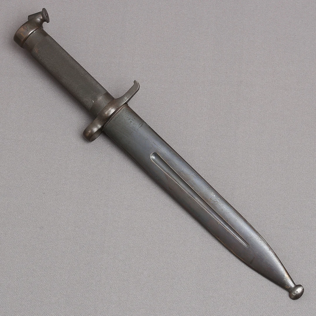 KNIVBAJONETT, m/1896 med platt spärrknapp och balja. — Edged weapons — Auktionshuset Kolonn