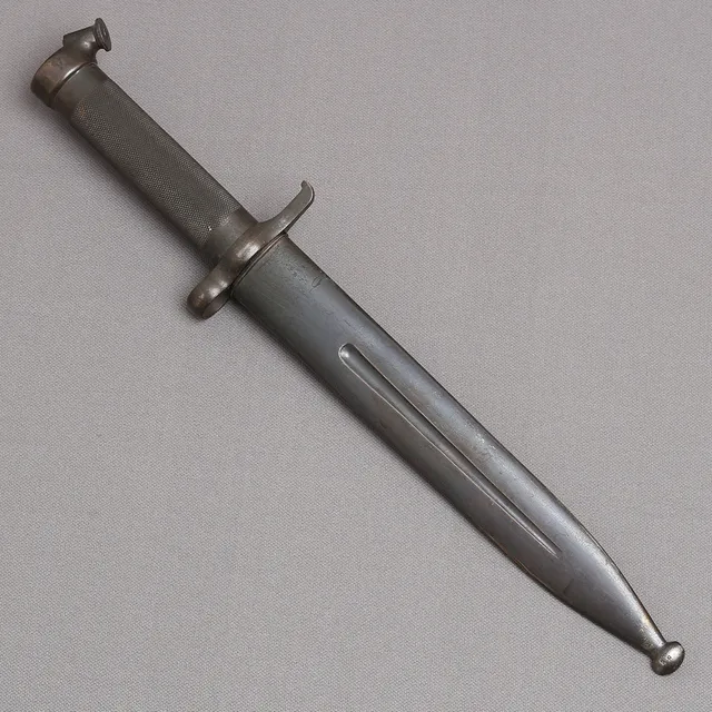 KNIVBAJONETT, m/1896 med platt spärrknapp och balja.
