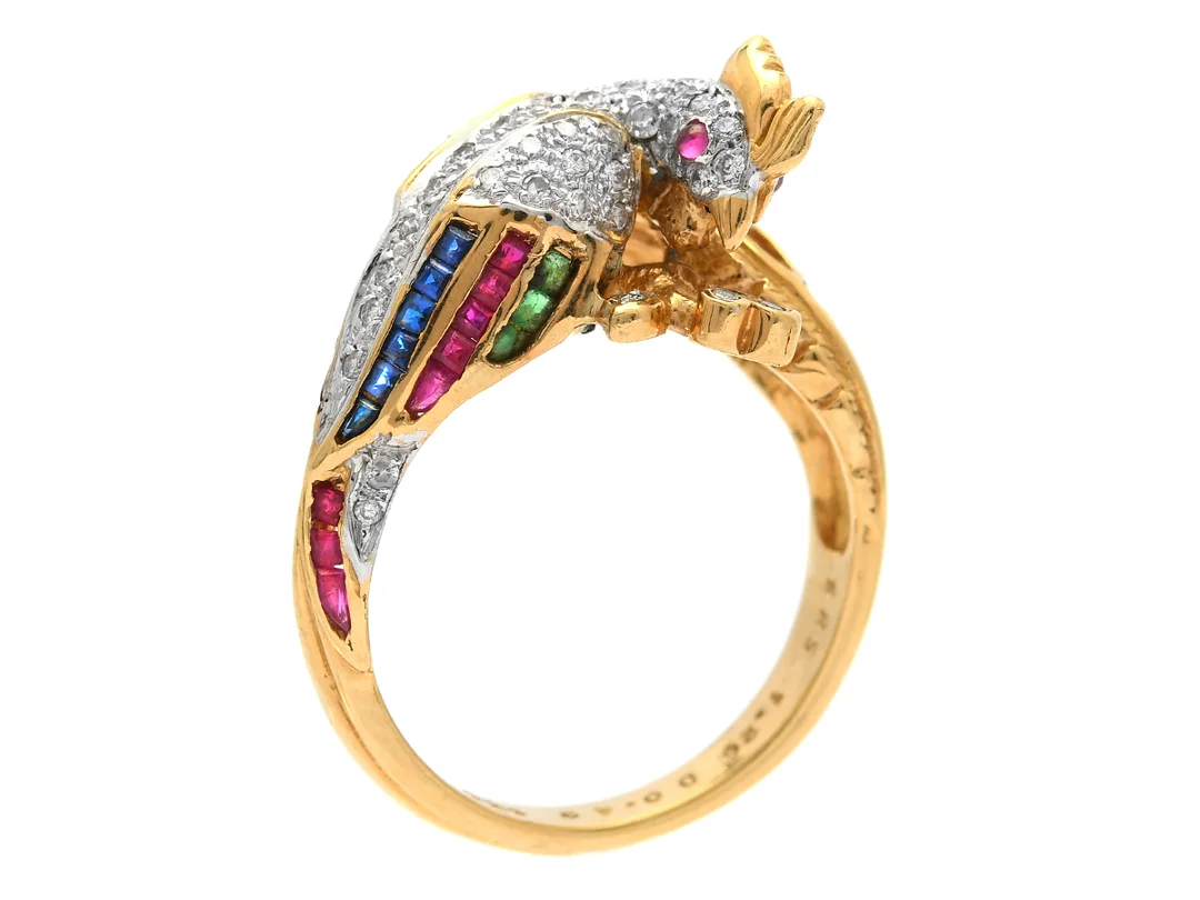 RING, 18K guld, rubiner, safirer, smaragder, briljantslipade diamanter 0,42 ctv enligt gravyr, stl 17,75 mm, vikt 7,0 g, flera safirer, samragder och rubiner med nagg och skador samt slitna fasettkanter. — Smycken/Ring — Kaplans