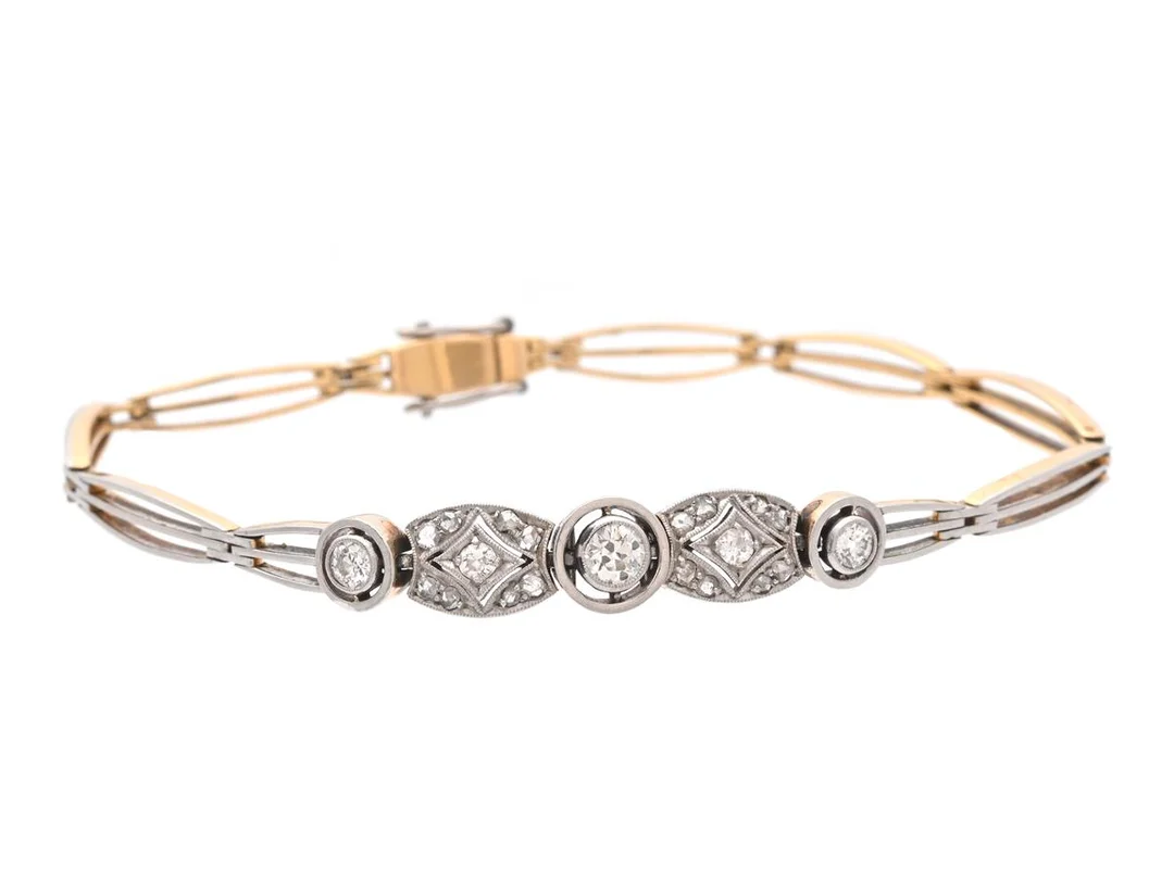 ARMBAND, 14K guld/platina, gammal och rosenslipade diamanter ca 0,40 ctv, antikt, Rysk importstämpel 1908-1926, längd 16 cm, vikt 8,6 g, några diamanter med nagg och skador. — Smycken/Armband — Kaplans