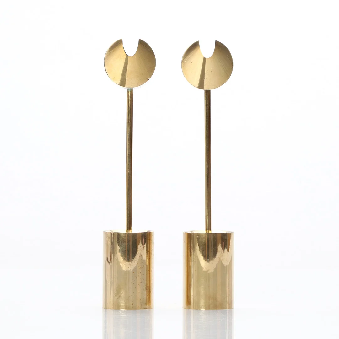 PIERRE FORSELL. LJUSSTAKAR, ETT PAR. Mässing. "Aniara", Skultuna, 1900-talets andra hälft. Märkta undertill. — Candlesticks — Skånes Auktionsverk
