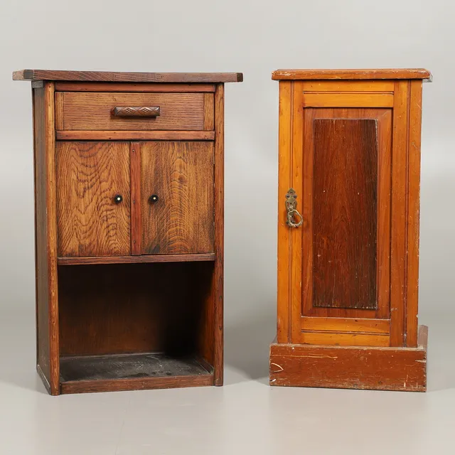 AN EARLY 20TH CENTURY OAK TWO DOOR CUPBOARD.