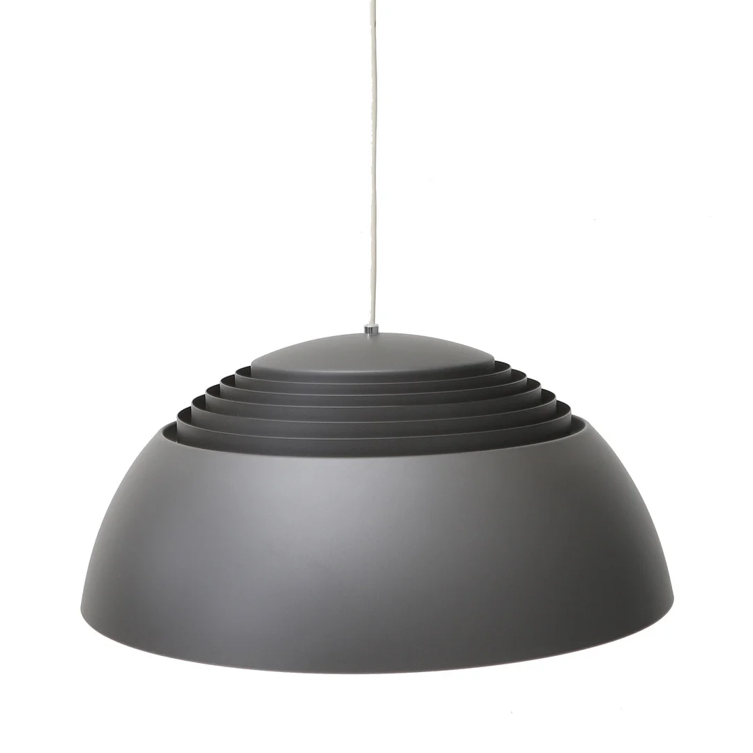 ARNE JACOBSEN. "AJ pendant 370 / AJ Royal", taklampa, metall/glas, Louis Poulsen, Danmark. — Ceiling lights — Crafoord Auktioner Malmö