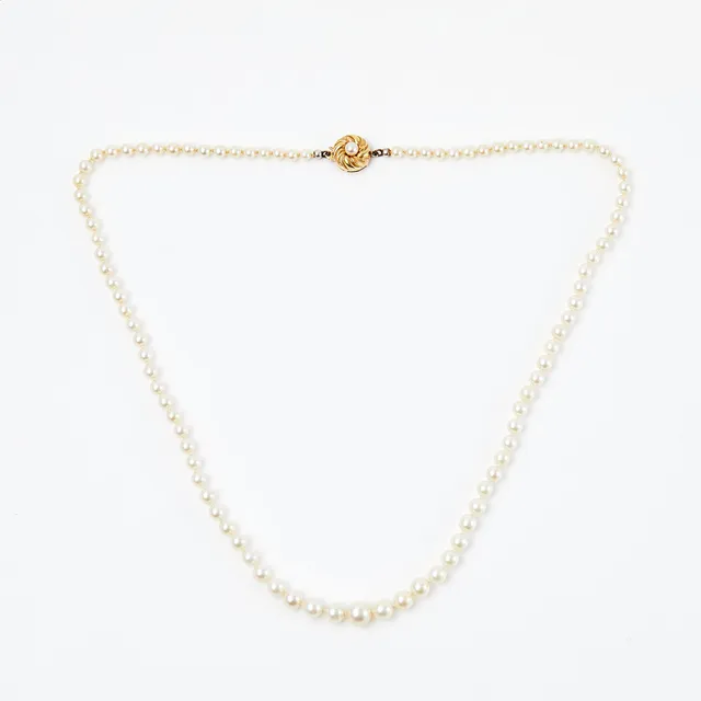 PÄRLCOLLIER, doserat, odlade saltvattenspärlor, ca 3,6-7,4 mm, lås i 18 k guld, i form av stiliserad blomma, utländska stämplar samt svensk importstämpel.