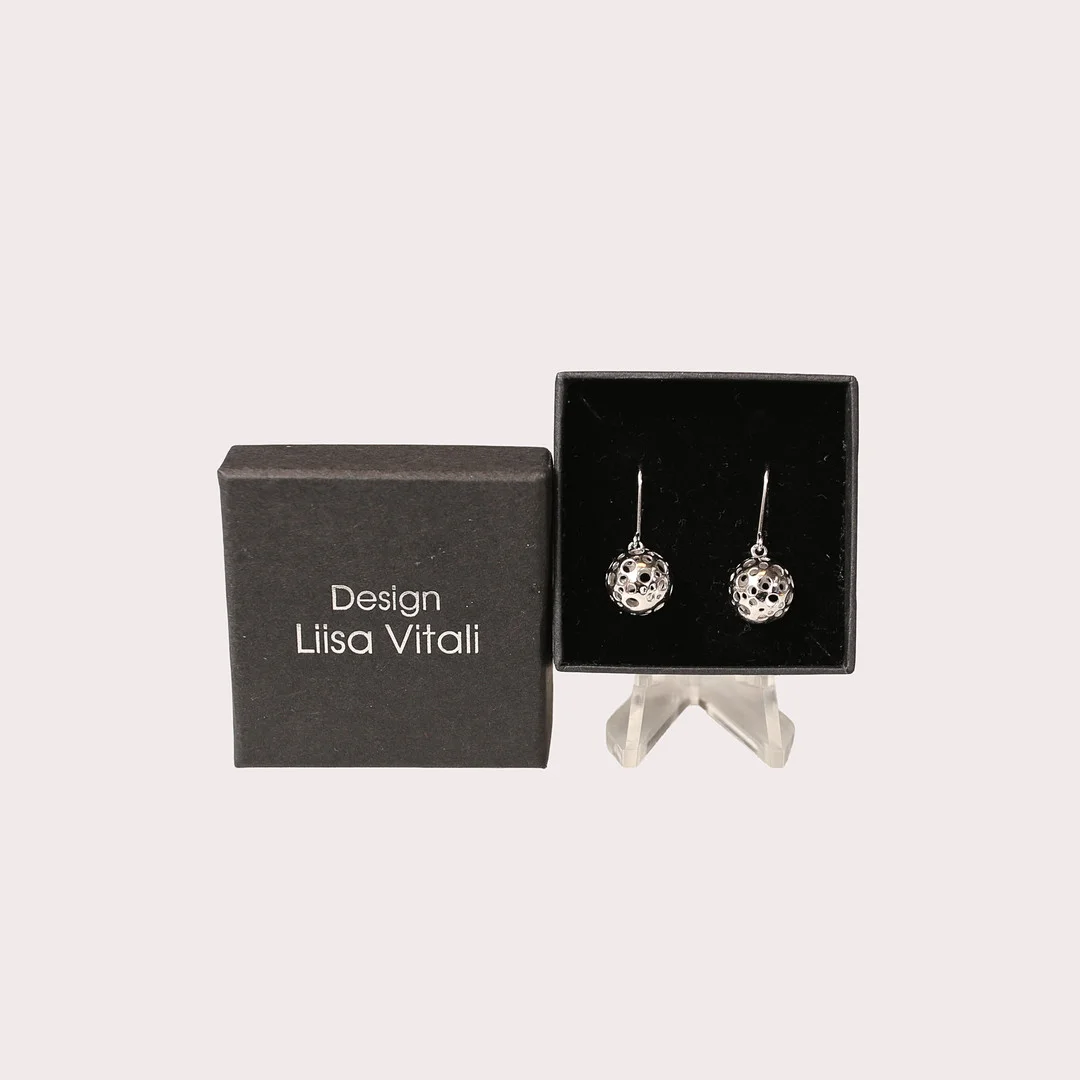 LIISA VITALI. Örhängen, "Leppäkerttu"/"Nyckelpiga", silver, Nestor Westerback, Finland, originalask. — Silver — Limhamns Auktionsbyrå