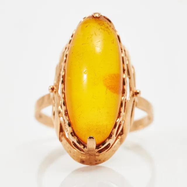 RING, 14 k guld, (583), cabochonslipad oval bärnsten, sovjetiska stämplar.