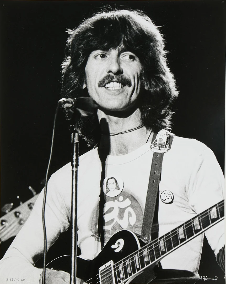 ED FINNELL (USA/Sverige, född 1956): George Harrison, "Dark Horse Tour'', Los Angeles, 12 November 1974, signerad och numrerad 26/50, analogt (darkroom made) fotografi. — Photography — Stockholms Auktionsverk Sickla