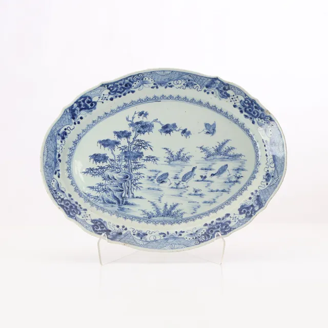 STEKFAT. Porslin med blåvit dekor. Kina, 1700-tal.