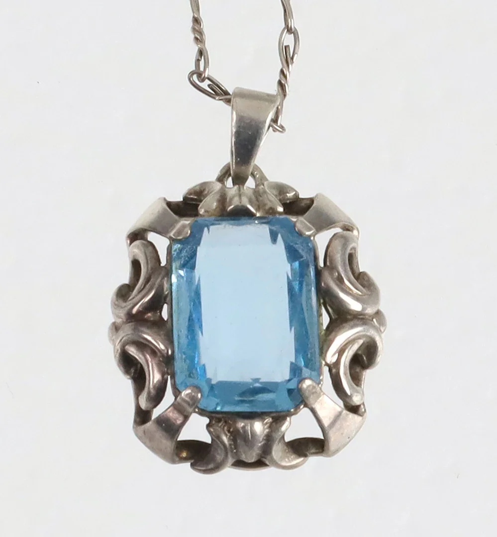 ART DECO ANHÄNGER MIT AQUAMARIN-SPINELL. — Brooches & Pendants — Auktionshaus Bossard