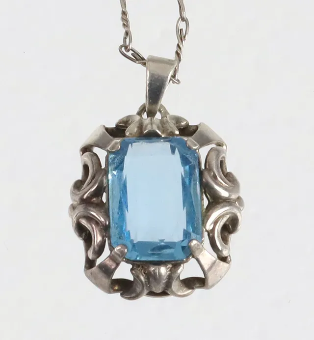 ART DECO ANHÄNGER MIT AQUAMARIN-SPINELL.