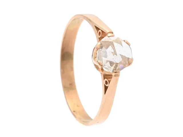 ENSTENSRING, 14K guld, rosenslipad diamant, ca 6,7 mm i diameter, stl 20 mm, vikt 2,3 g, diamanten med skador och nagg.