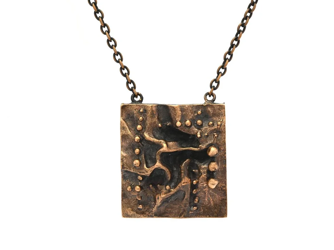 KALEVALA KORU, collier, brons, Finland, mått på hänget 42 x 50 mm, längd på kedjan 55 cm, vikt 52,8 g. — Smycken/Collier — Kaplans