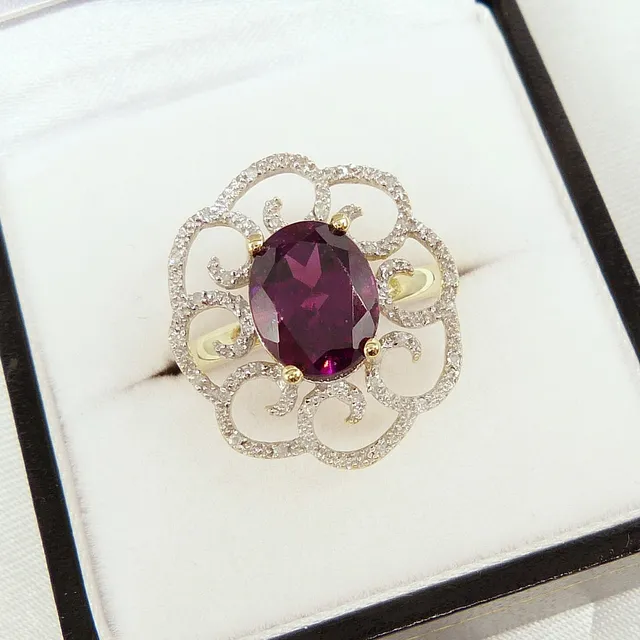 GARNET & DIAMOND ornate ring.