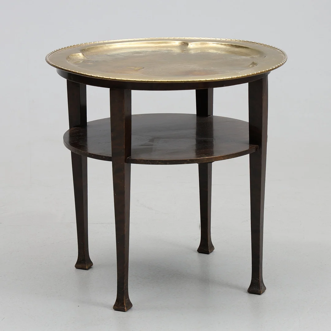 RÖKBORD. Trä, med mässingsskiva, 1900-talets första hälft. — Tables — Gomér & Andersson Jönköping
