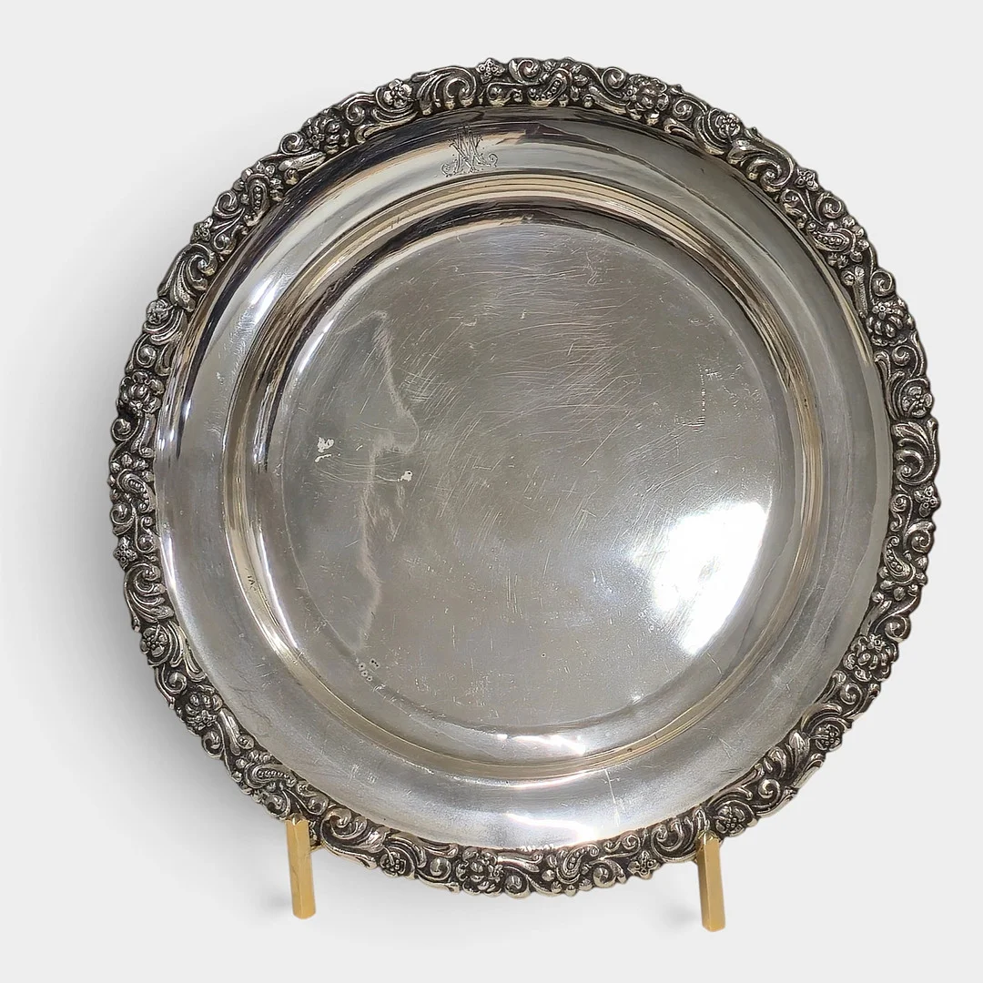 Bandeja en plata española punzonada. Siglo XX. — Silver — Barcelona Auctions