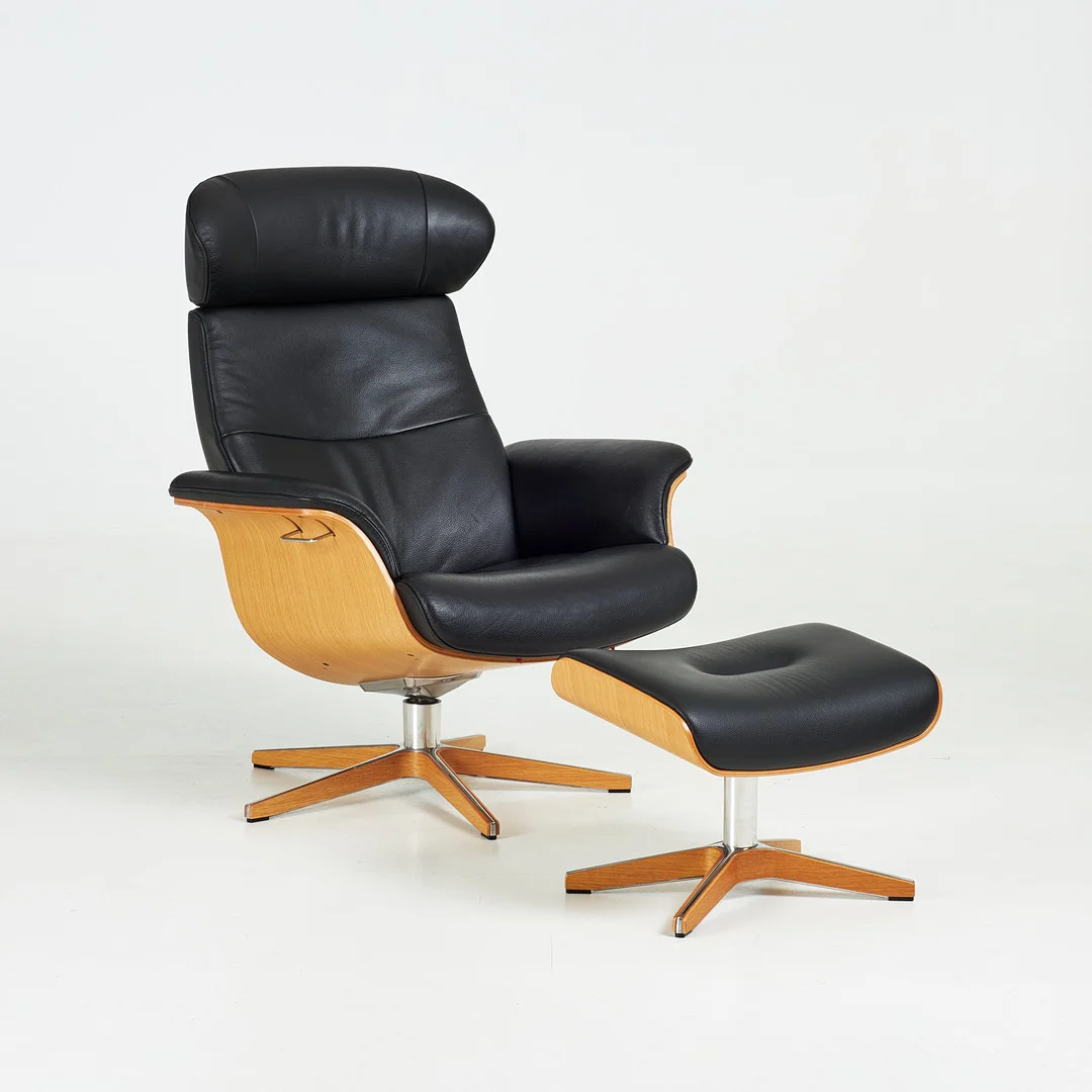 JAHN AAMODT. Fåtölj med fotpall, "Timeout", skinnklädsel, Conform, skiktlimmad stomme. — Armchairs & Chairs — Stockholms Auktionsverk Sickla