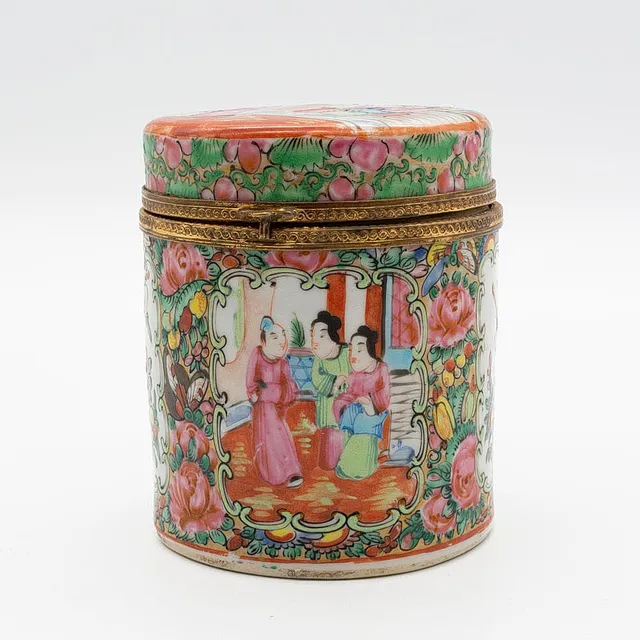ANTIKES GEFÄSS ALS KLAPPDOSE, FAMILLE ROSE, AUS DER QING-DYNASTIE, PORZELLAN, MIT VERGOLDETER BRONZEFASSUNG, CHINA, ENDE 19. JAHRHUNDERT.