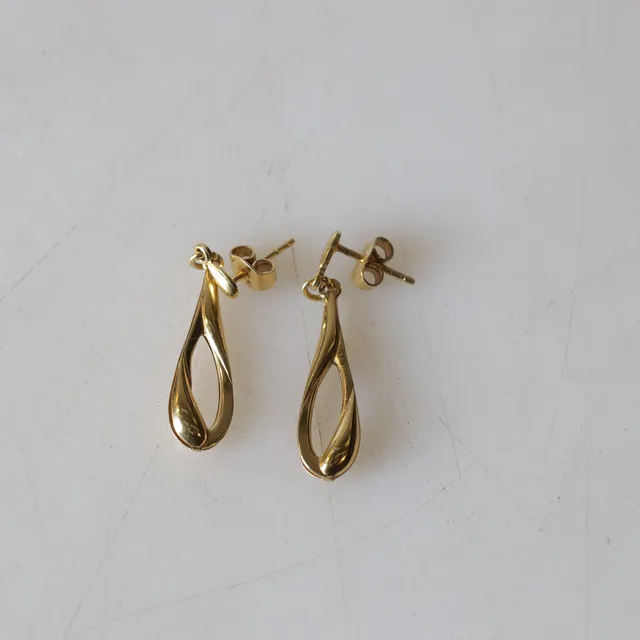ÖRHÄNGEN, 1 par, 18K guld. Totalvikt ca 2 gram.