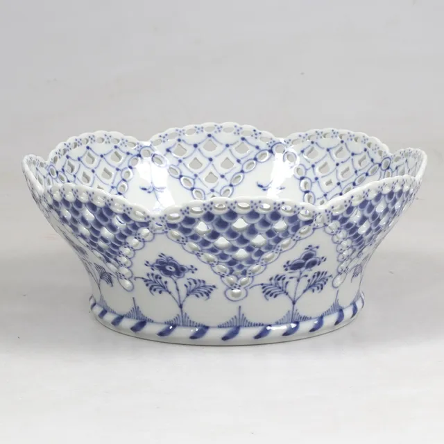SKÅL, porslin, "Musselmalet" helblond, Royal Copenhagen, Danmark.