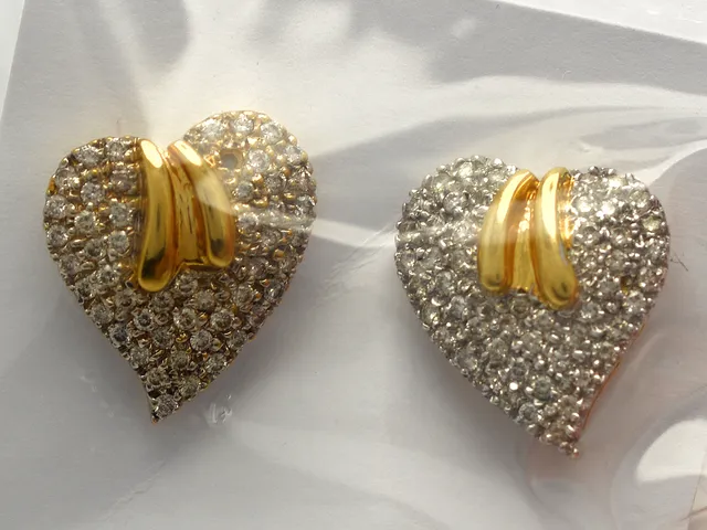 Örhängen, 18K 7,9g med diamanter ca 104xca0,01ct