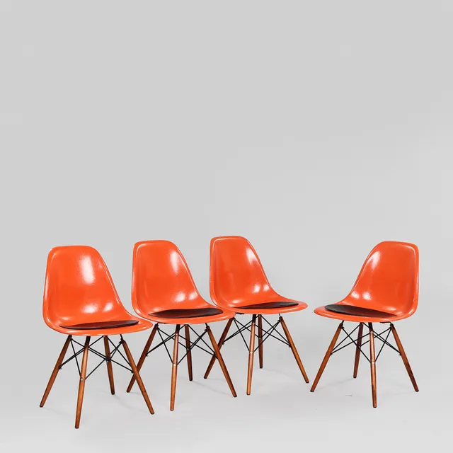 CHARLES EAMES (F. 1907-1978) & RAY EAMES (1912-1988). Et sæt på fire røde “DSW” stole af fiberglas, træ og lakeret metal, Herman Miller, USA, designet 1950, (4).