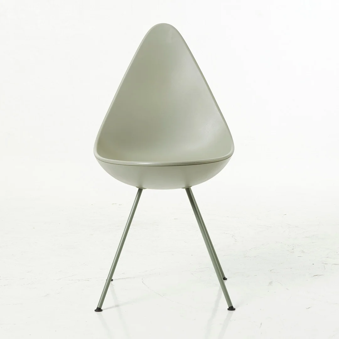 ARNE JACOBSEN. stol, "Droppen", sits av plast, ben av metall, etikettmärkt Fritz Hansen, samtida tillverkning. — Armchairs & Chairs — Stockholms Auktionsverk Magasin 5
