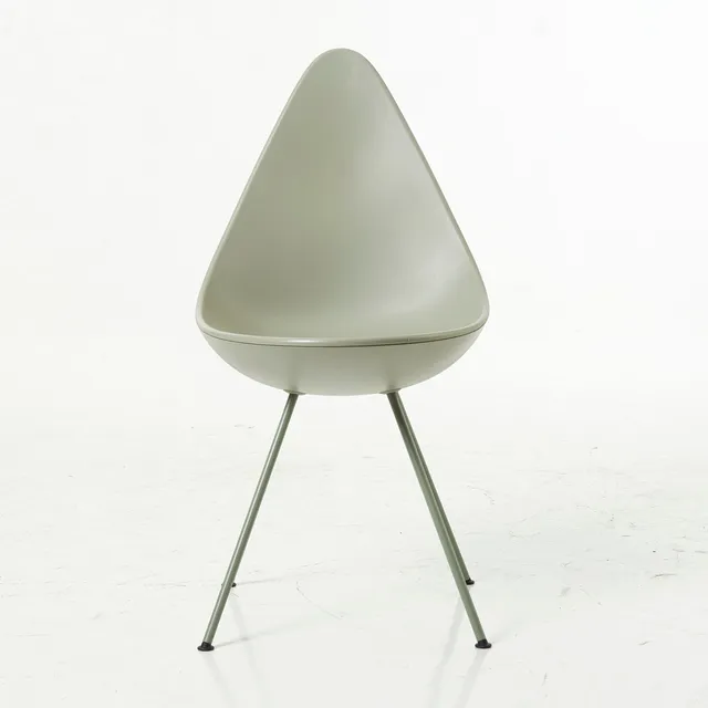 ARNE JACOBSEN. stol, "Droppen", sits av plast, ben av metall, etikettmärkt Fritz Hansen, samtida tillverkning.