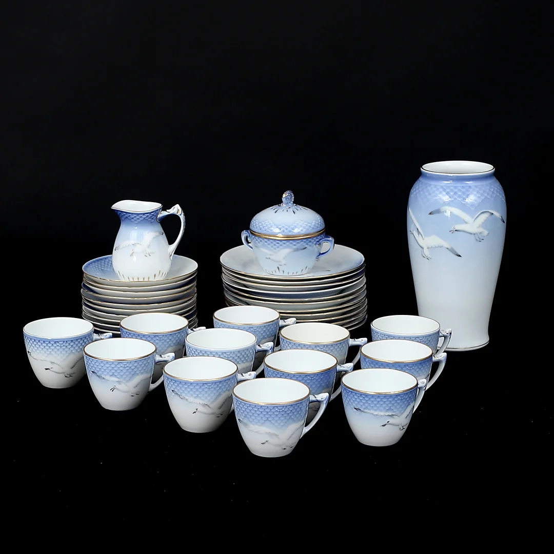 KAFFESERVISDELAR, 39 st, porslin, "Blå Måsen", Bing & Gröndahl. — European — Garpenhus Auktioner