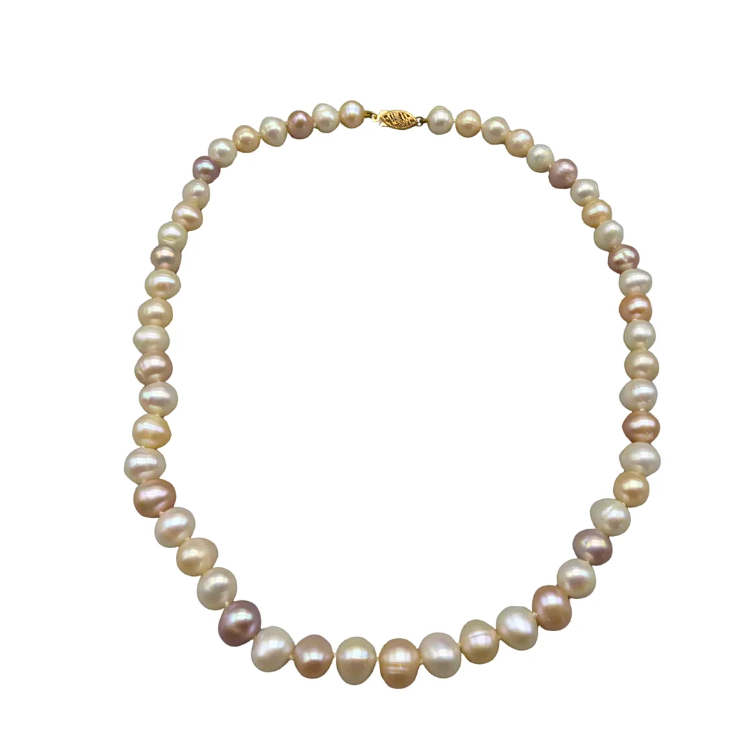 FARBIGE SÜSSWASSER - PERLENKETTE, GERINGELT MIT EINEM 585ER GOLD - VERSCHLUSS. — Necklace — Auktionshaus Stuber's Hammerschlag