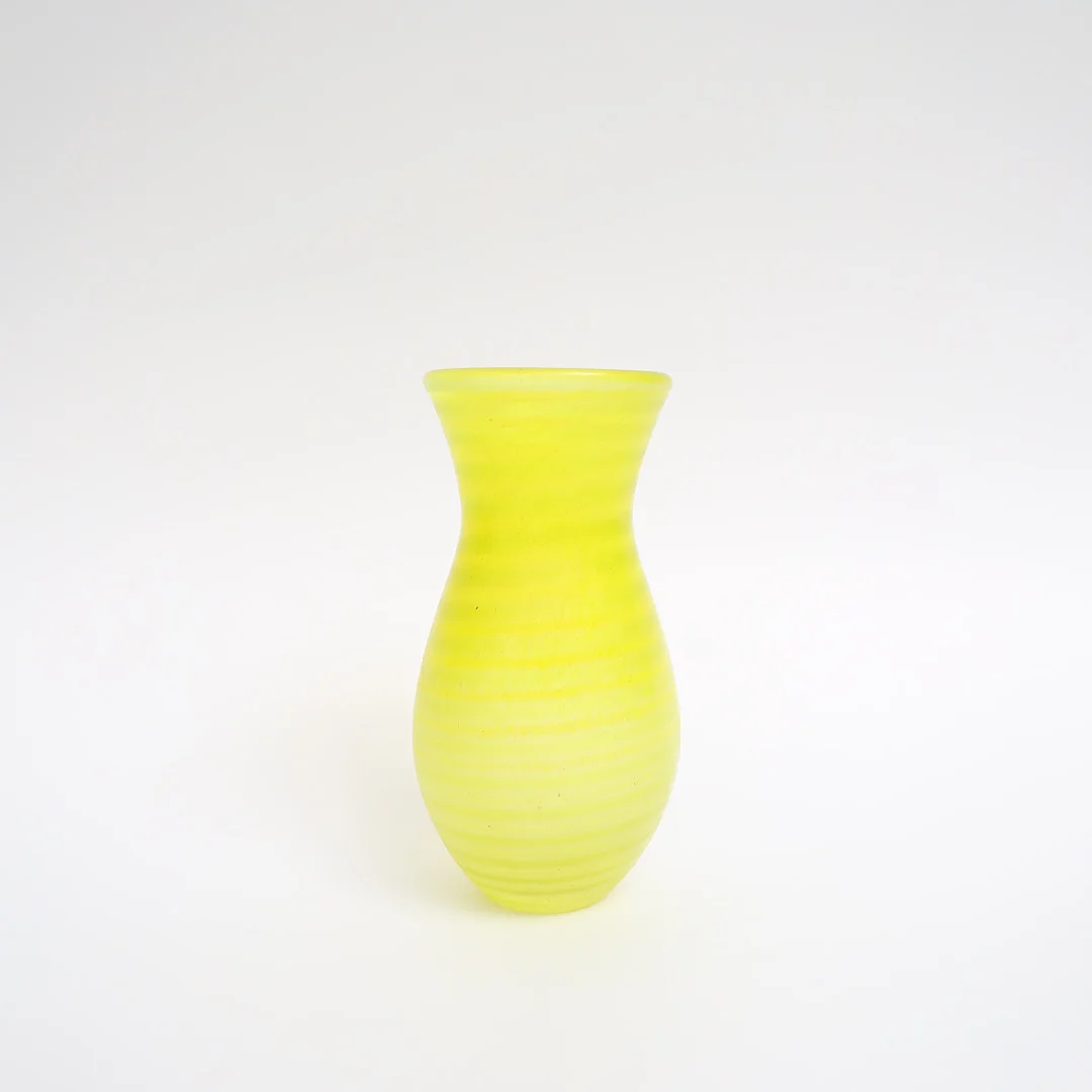 GUNNEL SAHLIN. Vas, kosta boda, gultonat glas med bandad dekor, signerad och etikettmärkt. — Art glass — Falun Auktionsbyrå