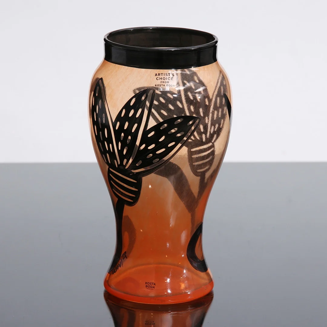 ULRICA HYDMAN-VALLIEN. Vas, glas, Kosta Boda, signerad. — Art glass — Auktionshuset Thelin & Johansson